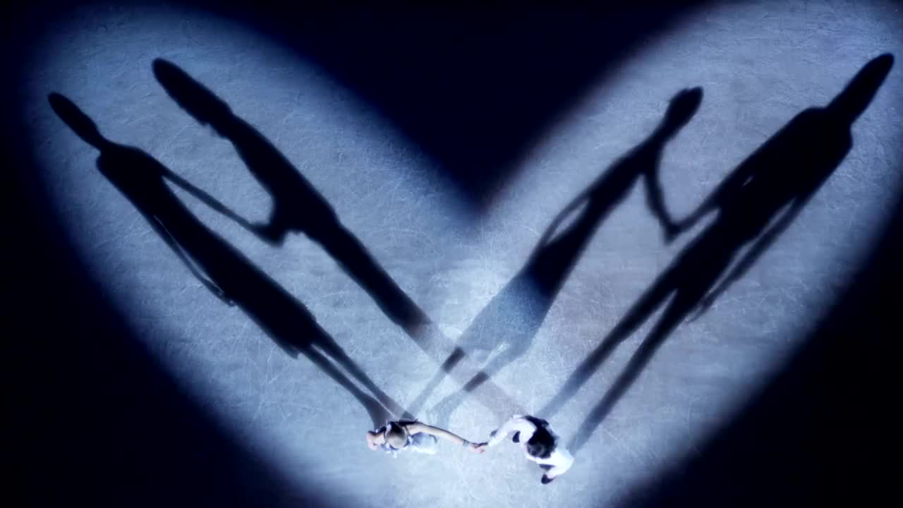 花样滑冰选手在聚光灯下表演爱情舞蹈视频素材
