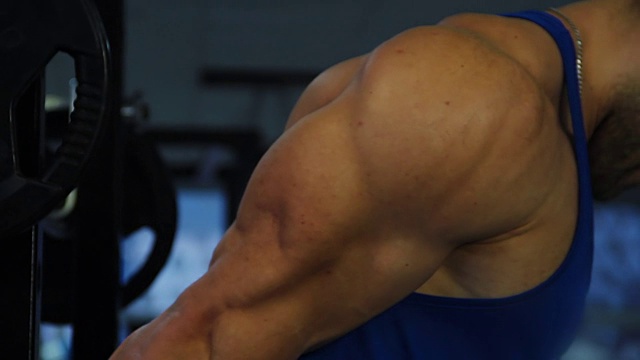 肌肉发达的男性运动员在训练前伸展，健美运动员粗壮的手臂视频下载