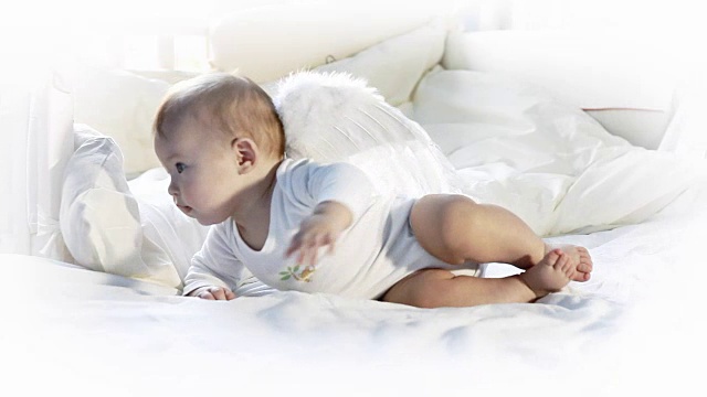 婴儿床上的小天使视频素材