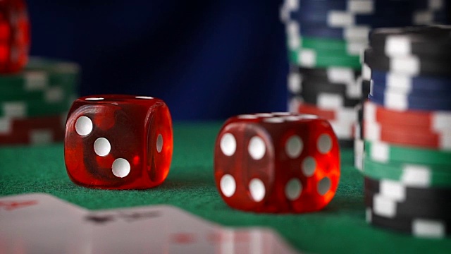 两个红色骰子，赌场筹码，绿色毛毡上的牌视频下载