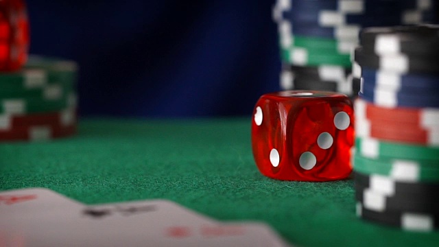 红骰子，赌场筹码，绿色毛毡上的纸牌视频下载