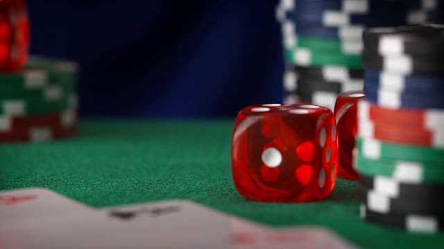 红骰子，赌场筹码，绿色毛毡上的纸牌视频素材