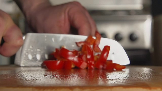 慢:厨师用刀切甜椒视频下载