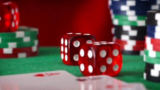 红色骰子按顺序滚动，赌场筹码，绿色毛毡上的卡片视频素材