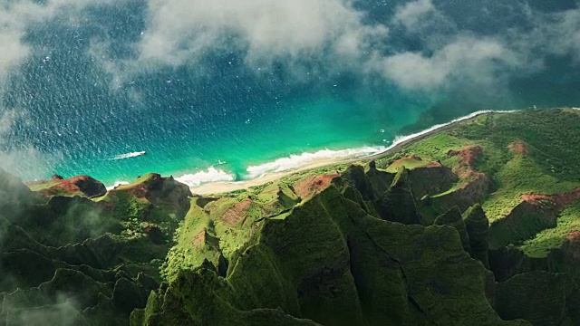 鸟瞰图飞过丛林山峰，纳帕里海岸考艾岛视频素材