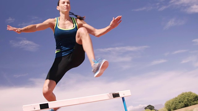 女运动员练习跨栏赛跑视频下载