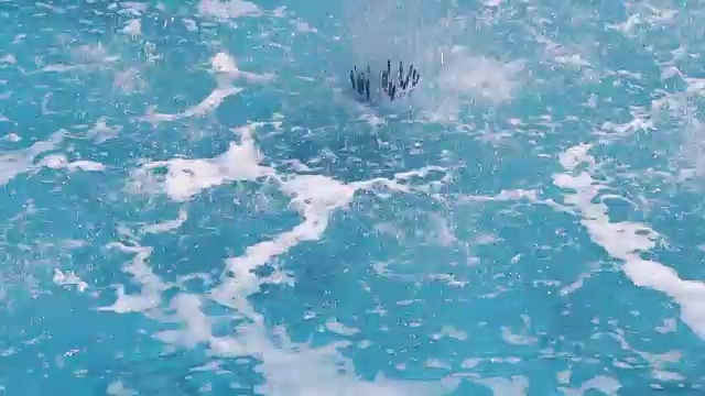 水从喷泉中飞溅出来视频下载
