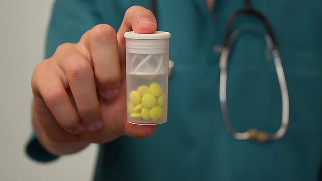 医生给病人一个药瓶，进行药物治疗视频下载