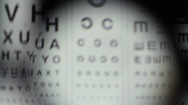 用眼科医生的设备检查眼睛，做视力测试视频素材