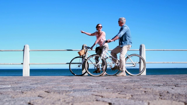 在海边骑自行车的老年人视频素材