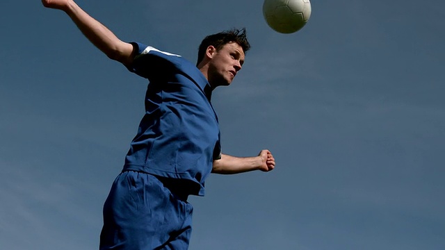 足球运动员在蓝天下头球视频素材