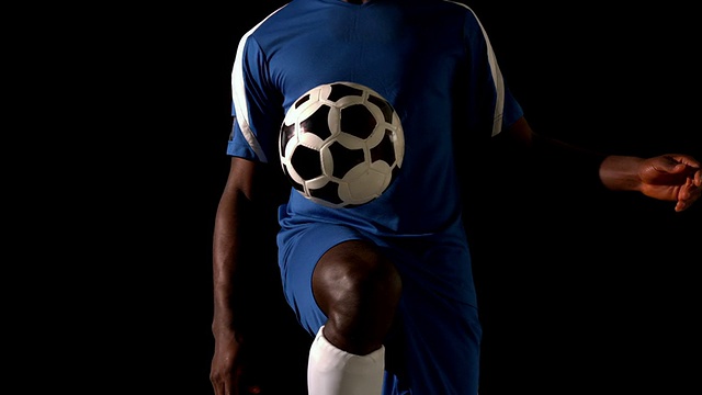 穿蓝色衣服的足球运动员控制着球视频下载
