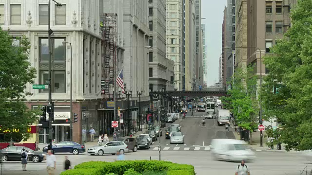 芝加哥市中心街道上的交通状况视频下载