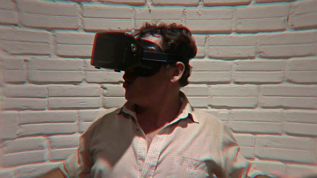 VR(虚拟现实)玩家与大大小小的虚拟生物一起玩视频下载