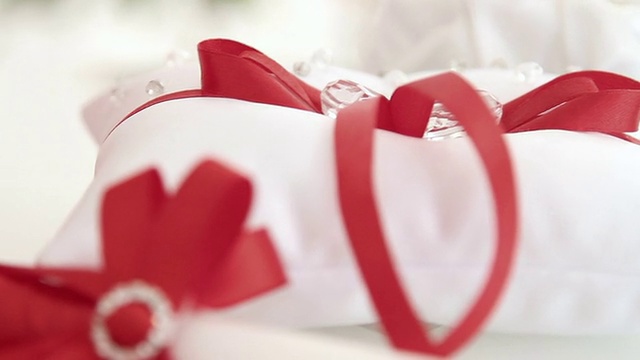 红色的结婚枕头，戒指和蝴蝶结的礼物视频下载