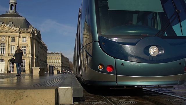 人们在阳光明媚的日子里乘坐有轨电车，欧洲城市的公共交通工具视频素材