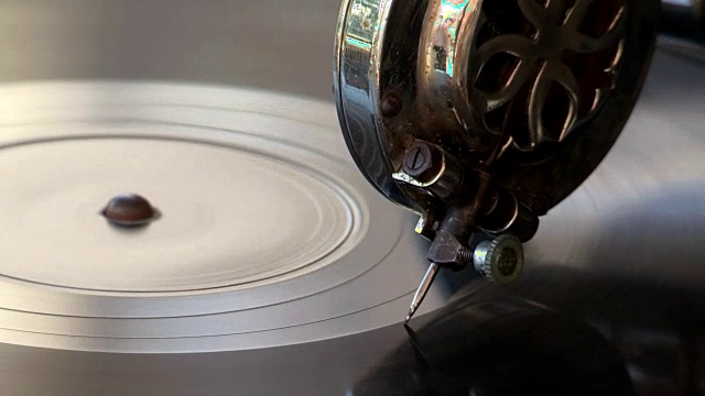 唱机转盘。唱针在黑胶唱片上转动的唱机转盘视频素材