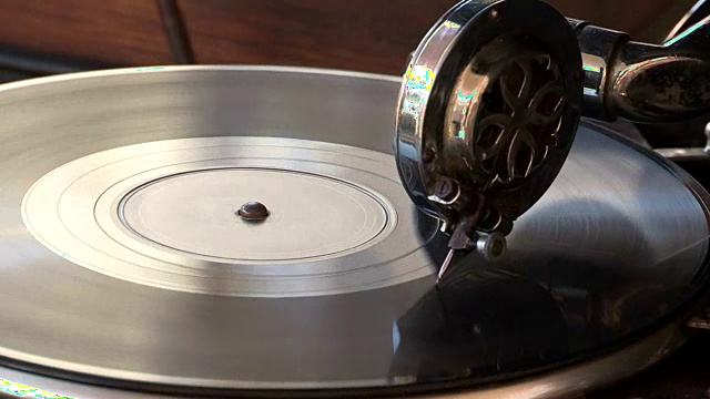 唱机转盘。唱针在黑胶唱片上转动的唱机转盘视频下载