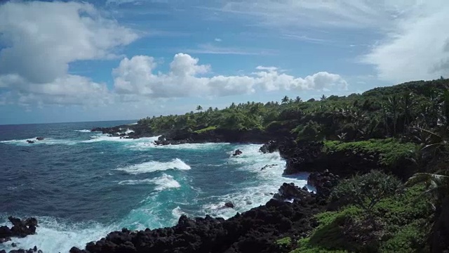 4K无人机毛伊岛，夏威夷，哈纳海岸熔岩岩视频下载