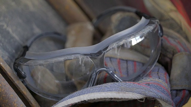 工厂里用的白色眼镜视频下载