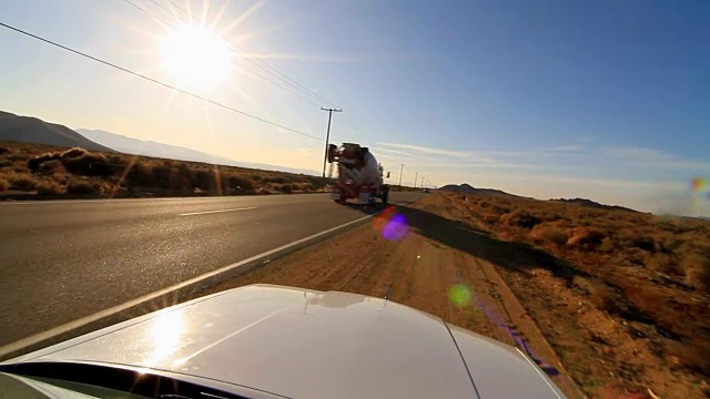 汽车在沙漠中行驶。在沙漠公路上行驶时，摄像头安装在汽车天花板上视频下载