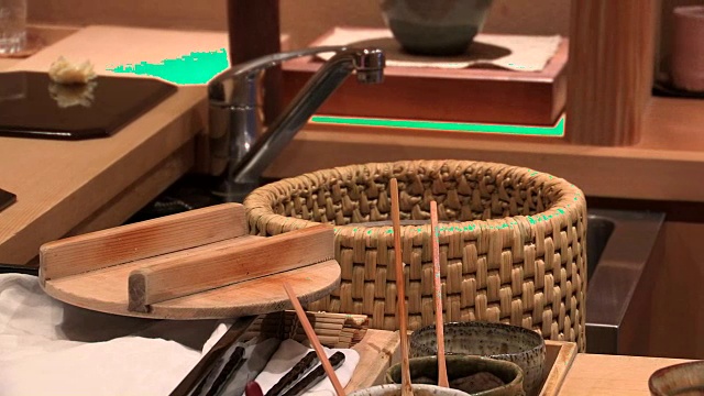 寿司曼收集米饭做寿司视频下载