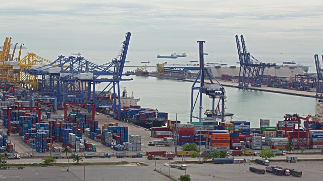 集装箱货轮与工作起重机桥在船厂为物流进出口背景视频素材