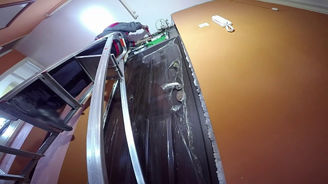 电工用铝梯在低压装置上工作视频素材