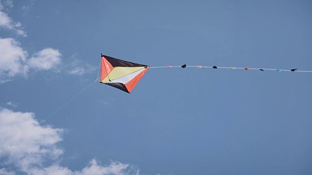 彩色的风筝在蓝天飞翔慢镜头视频素材