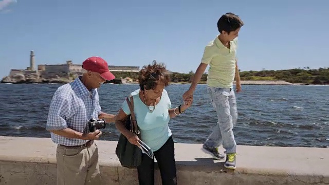 家庭祖父母和男孩度假哈瓦那古巴斯坦尼康视频素材