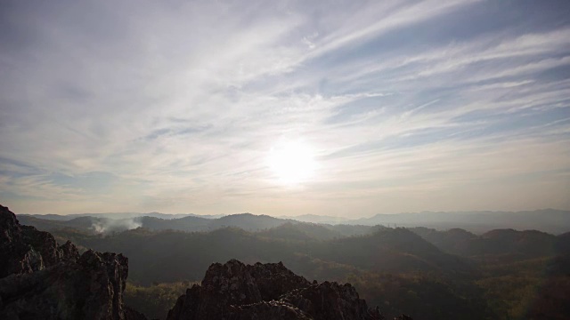 山的景色瞬间就要日落了。南闹国家公园(Nam Nao National Park Phetchabun)。,间隔拍摄高清视频下载