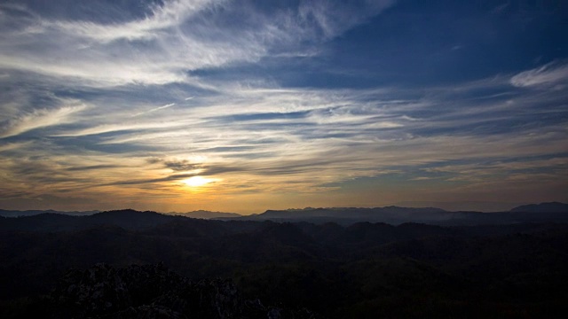 山的景色瞬间就要日落了。南闹国家公园(Nam Nao National Park Phetchabun)。,间隔拍摄高清视频下载