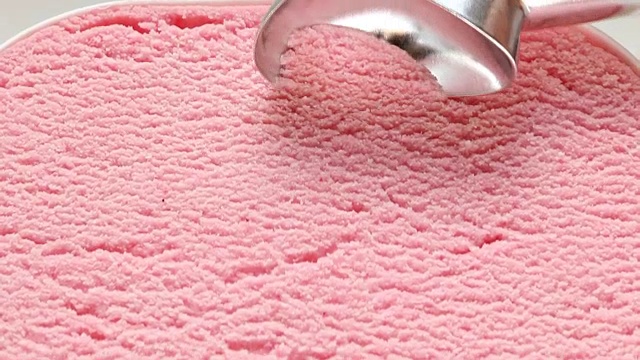 用勺子舀出的草莓冰淇淋是球形的视频下载