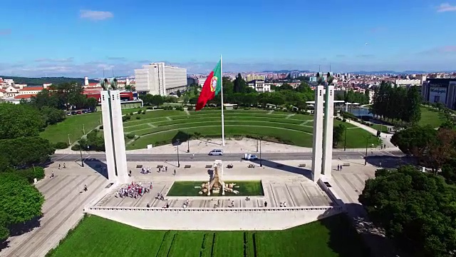 葡萄牙国旗在爱德华多七公园在里斯本，葡萄牙鸟瞰图视频素材