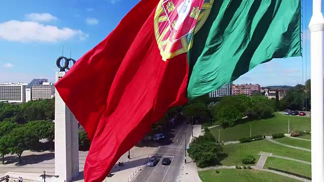 葡萄牙国旗在爱德华多七公园在里斯本，葡萄牙鸟瞰图视频下载