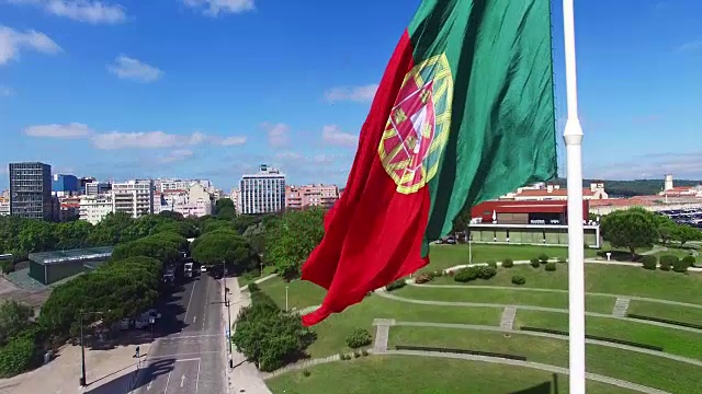 葡萄牙国旗在爱德华多七公园在里斯本，葡萄牙鸟瞰图视频素材