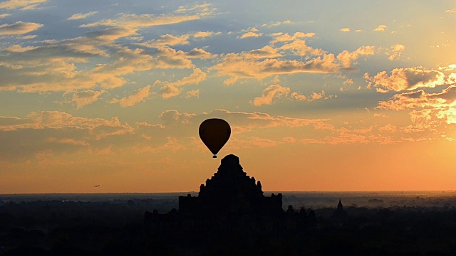 蒲甘的早晨，热气球在蒲甘，曼德勒，缅甸视频素材