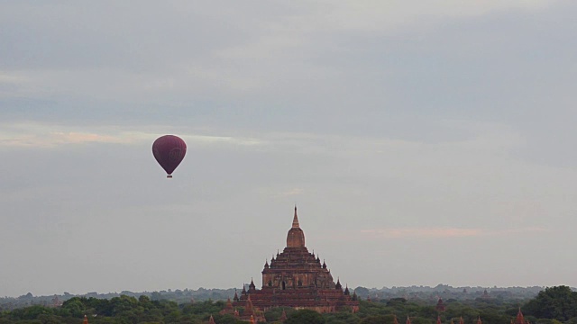 蒲甘古庙上空的热气球。视频素材