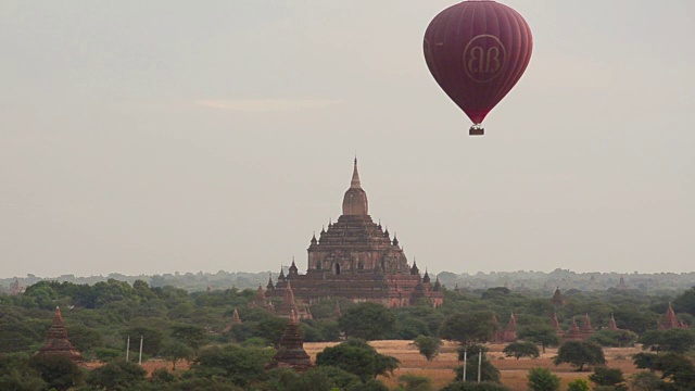 蒲甘古庙上空的热气球。视频素材