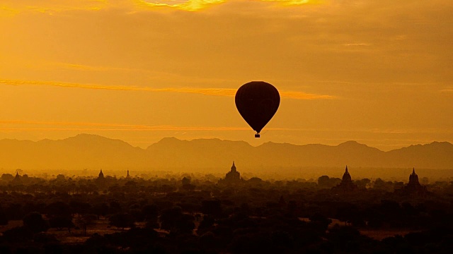 缅甸蒲甘清晨，热气球飞过古高达帕林塔视频素材