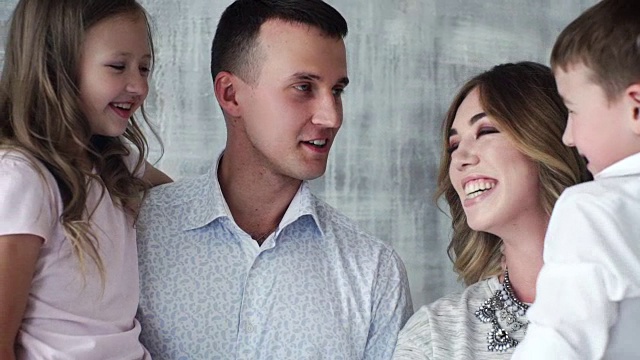 特写肖像幸福的白人家庭穿着休闲衣服在室内笑视频下载