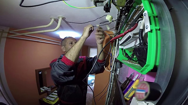 电工做电气布线视频素材