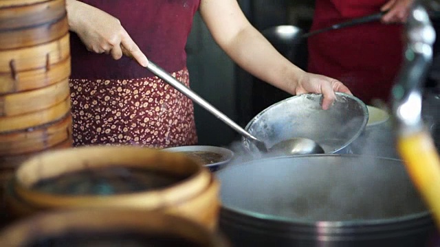 蒸点心，竹制托盘，不同层次的传统中国食物视频素材