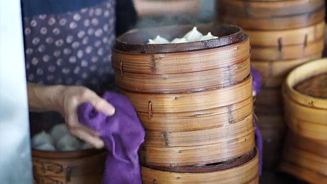 蒸点心，竹制托盘，不同层次的传统中国食物视频素材