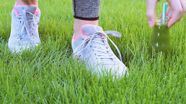 水果冰沙和年轻女孩系鞋带跑步前锻炼。视频素材