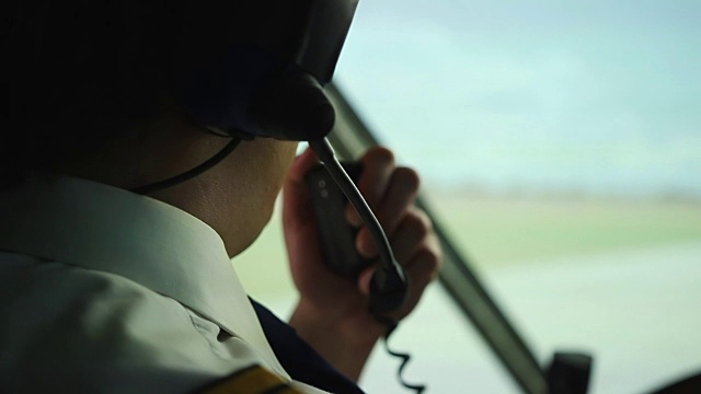 民航飞行员使用无线电与空中交通管制员通信视频素材