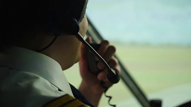 飞行员在跑道上驾驶飞机时与空管交谈愉快视频素材