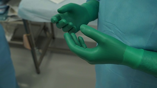 外科医生在准备手术时戴上手套视频下载