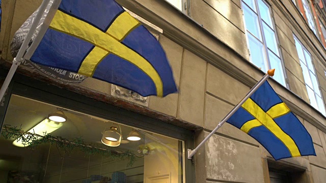 瑞典国旗在斯德哥尔摩老城的建筑正面。视频下载
