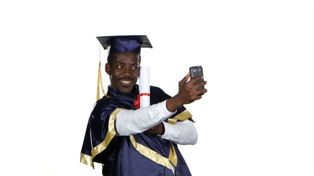 毕业生拿着毕业证合影。白色视频下载